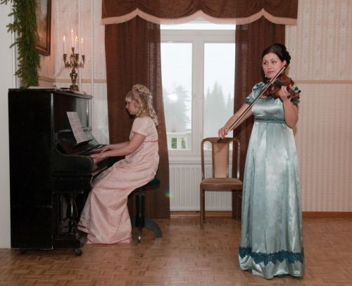 Maria Lovisa Möllersvärd (Elisa Pitkänen) ja Ulrika Ottiliana Möllersvärd (Nea Vallin).
Avainsanat: Maria Lovisa Möllersvärd (Elisa Pitkänen) ja Ulrika Ottiliana Möllersvärd (Nea Vallin).