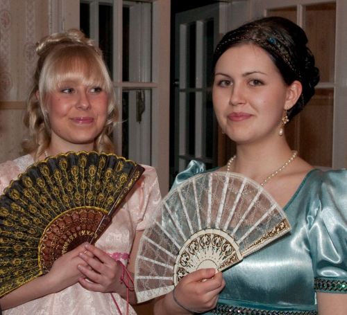 Maria Lovisa Möllersvärd (Elisa Pitkänen) ja Ulrika Ottiliana Möllersvärd (Nea Vallin).
Avainsanat: Maria Lovisa Möllersvärd (Elisa Pitkänen) ja Ulrika Ottiliana Möllersvärd (Nea Vallin).