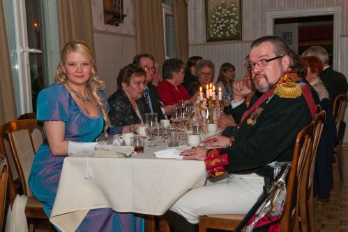 Katarina Charlotta Nordenstolpe (Mirva Suomilammi) ja Yrjö Maunu Sprengtporten (Pekka Korhonen). 
Avainsanat: Katarina Charlotta Nordenstolpe (Mirva Suomilammi) ja Yrjö Maunu Sprengtporten (Pekka Korhonen). 