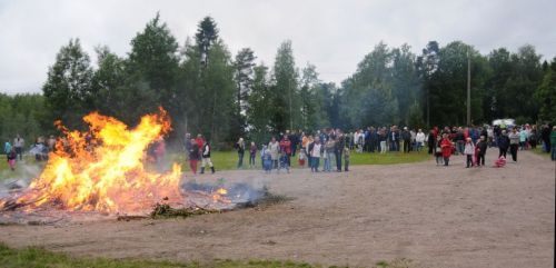 Juhannuskokko jo hyvässä vauhdissa.
Avainsanat: Juhannuskokko jo hyvässä vauhdissa.