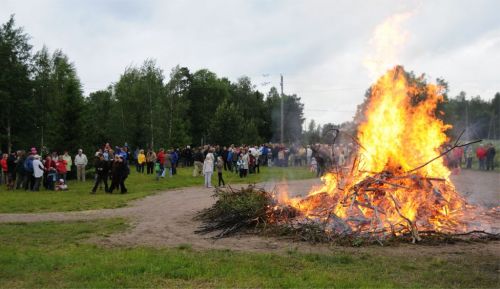 Juhannuskokko jo hyvässä vauhdissa.
