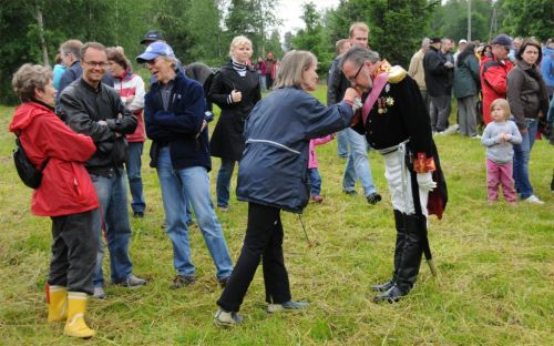 Sälinkään perinneseuran pj. Päivi Aitkoski-Catani vastaanottaa Sprengtportenin (Pekka Korhonen).
Avainsanat: Sälinkään perinneseuran pj. Päivi Aitkoski-Catani vastaanottaa Sprengtportenin (Pekka Korhonen).