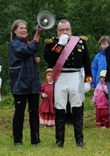 Kenraalikuvernööri tervehtii yleisöä kovapuhujan ja Päivi Aitkoski-Catanin avustuksella.
