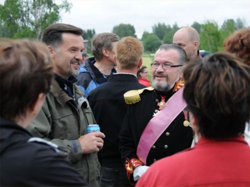 Kyläläisistä Jukka Järvi pyysi Sprengtportenia järjestämään katuvalaistuksen.
Kyläläisistä Jukka Järvi pyysi S:ä järjestämään katuvalaistuksen. Sprengtporten ei oikein tuntenut näitä nykytekniikan suomia mahdollisuuksia. Lontoossa otettiin kuitenkin vuonna 1807  eli jo pari vuotta ennen autonomiamme aikaa käyttöön kaasuvalot.
