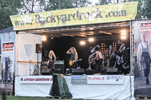 Backyardrock2011-06.jpg