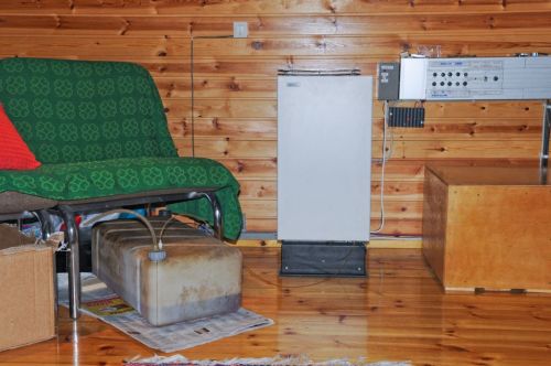 Öljysäiliö sisällä lämpimässä
Öljysäiliö tuotu väliaikaisesti sisälle. Ulkona oli liikaa pakkasta ja polttoöljy oli hyytynyt. Öljyn "sulatuksen" jälkeen sen pystyi polttamaan.

