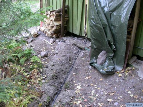 Kaapelit maahan
[url=http://www.j-pk.net/tekniikka/generaattori/]Ruohonleikkurista 12V DC 50A aggregaatti (generaattori)[/url]
