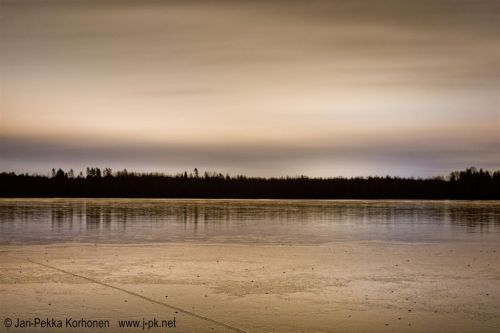 Kilpijärvi Sälinkäällä. Kuvattu 30.12.2015 klo 20:23. Arinko on jo laskenut tunteja sitten.
